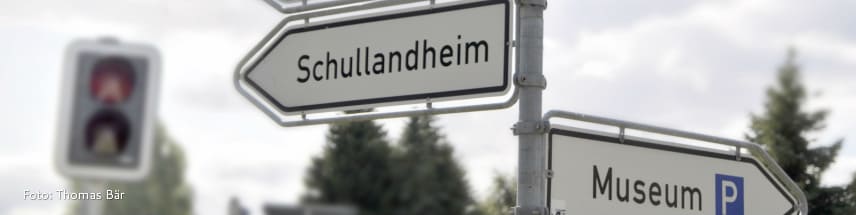 Straßenschild mit Beschriftung "Schullandheim"